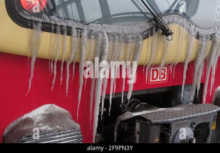 09.02.2021, Berlino, , Germania - Icicles appeso alla parte posteriore di un treno per pendolari. 00S210209D565CAROEX.JPG [RELEASE DEL MODELLO: NO, RELEASE DELLA PROPRIETÀ: NO (C Foto Stock