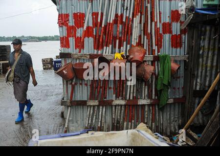 28.06.2014, Yangon, , Myanmar - UN operaio cammina attraverso il tradizionale mercato del pesce di Baho San Pya, un grande mercato nella capitale commerciale del sud Foto Stock