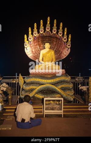 30.01.2017, Mawlamyine, Mon state, Myanmar - credenti di fronte a una figura di Buddha illuminata a Kyaikthanlan Pagoda, la più alta pa buddista della città Foto Stock