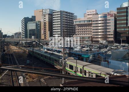 30.12.2017, Yokohama, Kanagawa, Giappone - un treno alla stazione di Shin-Yokohama con edifici sullo sfondo. Yokohama si trova a sud di Tokyo e si trova a Foto Stock