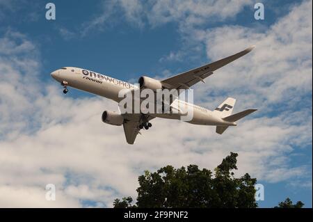 26.03.2021, Singapore, Singapore - un aereo passeggeri di tipo Finnair Airbus A350-941 in one World livrea speciale con registrazione OH-LWB su circa Foto Stock