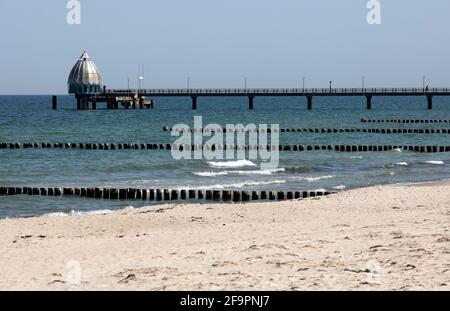 20 aprile 2021, Meclemburgo-Pomerania occidentale, Zingst: La spiaggia della località balneare baltica di fronte al molo è quasi deserta.un inizio della stagione non è prevedibile dopo la stretta chiusura. Il festival fotografico ambientale "horizonte zingst", in programma dal 28 maggio al 06 giugno 2021, è stato annullato. Tuttavia, le mostre sono tutte da allestire e possono essere viste fino all'autunno. Foto: Bernd Wüstneck/dpa-Zentralbild/ZB Foto Stock