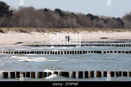 20 aprile 2021, Meclemburgo-Pomerania occidentale, Zingst: Una coppia si trova sulla spiaggia altrimenti quasi deserta della località Baltica. Un inizio della stagione non è prevedibile dopo il blocco serrato. Il festival fotografico ambientale "horizonte zingst", in programma dal 28 maggio al 06 giugno 2021, è stato annullato. Tuttavia, le mostre sono tutte da allestire e possono essere viste fino all'autunno. Foto: Bernd Wüstneck/dpa-Zentralbild/ZB Foto Stock