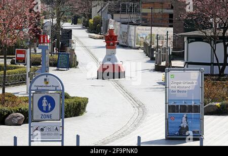 20 aprile 2021, Meclemburgo-Pomerania occidentale, Zingst: La zona pedonale della località baltica è quasi deserta. Un inizio della stagione non è prevedibile dopo il blocco serrato. Il festival fotografico ambientale "horizonte zingst", in programma dal 28 maggio al 06 giugno 2021, è stato annullato. Tuttavia, le mostre sono tutte da allestire e possono essere viste fino all'autunno. Foto: Bernd Wüstneck/dpa-Zentralbild/ZB Foto Stock