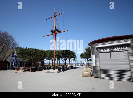 20 aprile 2021, Meclemburgo-Pomerania occidentale, Zingst: La piazza di fronte al molo della località baltica è quasi deserta. Un inizio della stagione non è prevedibile dopo il blocco serrato. Il festival fotografico ambientale "horizonte zingst", in programma dal 28 maggio al 06 giugno 2021, è stato annullato. Tuttavia, le mostre sono tutte da allestire e possono essere viste fino all'autunno. Foto: Bernd Wüstneck/dpa-Zentralbild/ZB Foto Stock