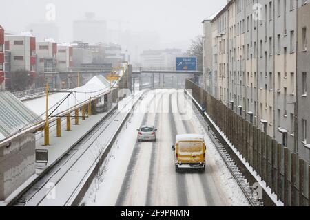 08.02.2021, Essen, Renania Settentrionale-Vestfalia, Germania - inizio invernale nella zona della Ruhr, pochi automobili e camion guidano in ghiaccio e neve sull'autostrada A40. 00X2 Foto Stock