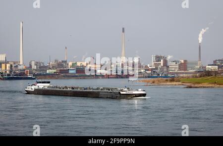 03.03.2021, Krefeld, Renania Settentrionale-Vestfalia, Germania - Tanker RP Bruege sta navigando sul Reno passando per l'impianto chimico Chempark Krefeld Uerdingen a. Foto Stock