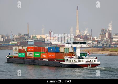 03.03.2021, Krefeld, Renania Settentrionale-Vestfalia, Germania - nave Cargo che naviga sul Reno dopo l'impianto chimico Chempark Krefeld Uerdingen sul Reno Foto Stock