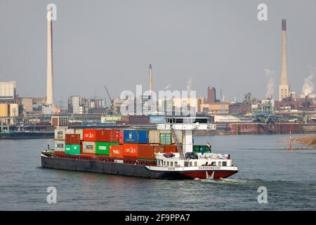 03.03.2021, Krefeld, Renania Settentrionale-Vestfalia, Germania - nave Cargo che naviga sul Reno dopo l'impianto chimico Chempark Krefeld Uerdingen a Krefeld Rhine Foto Stock