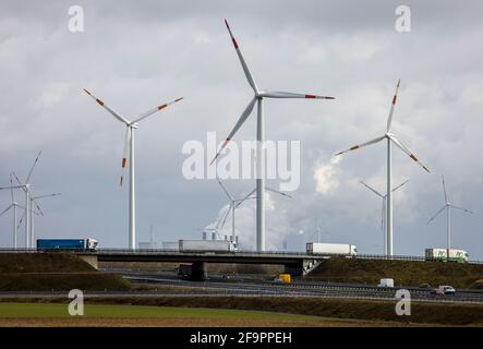 16.03.2021, Grevenbroich, Renania Settentrionale-Vestfalia, Germania - camion sulla superstrada e parco eolico di fronte alla centrale elettrica RWE Neurath, impianto alimentato a lignite Foto Stock