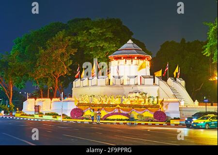 BANGKOK, THAILANDIA - 11 MAGGIO 2019: Storico Forte Phra Sumen in luci serali luminose, decorato con bandiere e fiori, quartiere Banglamphu, il 11 maggio Foto Stock