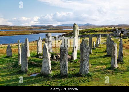 Pietre preistoriche tursachesi a Callanish, isola di Lewis, Scozia. Aka Callanish I. Centro monolito, pietre circolari e tomba smussata guardando S. est Foto Stock