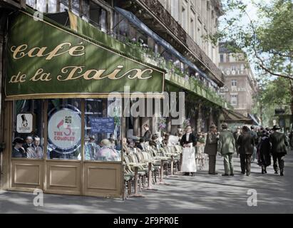 Café de la Paix situato in Boulevard des Capucines nel 1935. PARIGI, FRANCIA: Le fotografie COLORATE portano PARIGI? lunga e vibrante storia alla vita. Uno Foto Stock