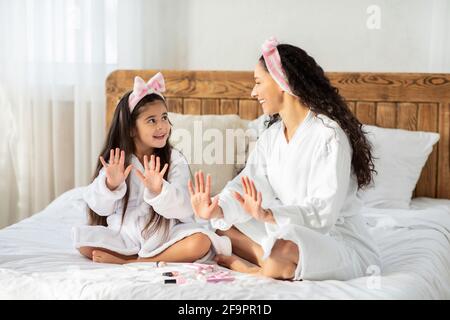 Carino mamma e bambina colorazione unghie a casa Foto Stock