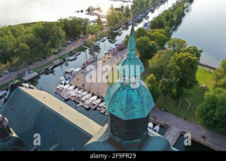 Barche e moto d'acqua nel fossato al Castello di Vadstena. Foto Stock