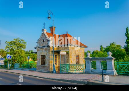 vista di una casa doganale situata sulla maria valeria ponte tra esztergom e Sturovo in Ungheria Foto Stock