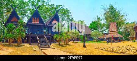 CHIANG RAI, THAILANDIA - 11 MAGGIO 2019: La vista panoramica del giardino di Baan Dam (Casa Nera) con dodici Galae Triplette Casa Nera, artista Studio e. Foto Stock