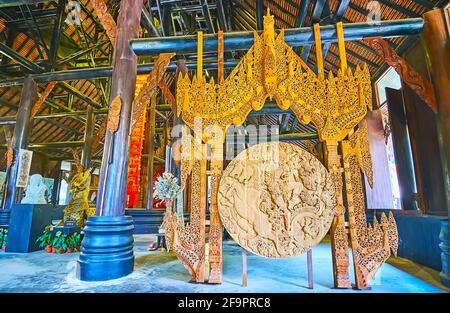 CHIANG RAI, THAILANDIA - 11 MAGGIO 2019: La Sala principale del Santuario della Casa Nera (Baan Dam) Museo con impressionanti opere d'arte in legno intagliato di Thawan Duc Foto Stock