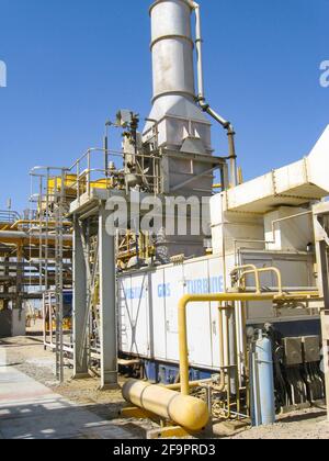 Impianto di petrolio e gas in Egitto, navi, riscaldatori e tubazioni Foto Stock