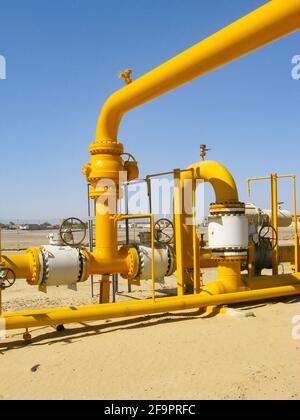 Tubazioni installate in una modifica di aggiornamento di impianti a gas e petrolio In Egitto Foto Stock