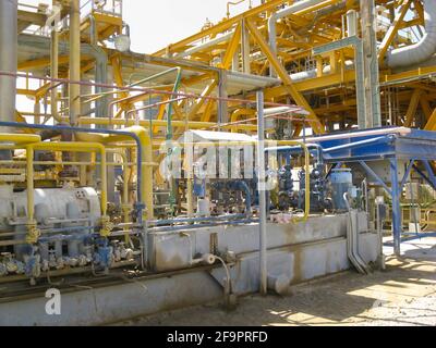 Stabilimento di petrolio e gas in Egitto, navi e tubazioni Foto Stock