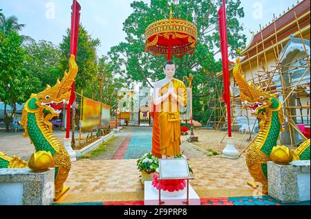 Il tempio di Wat Phra Singh vanta sculture impressionanti, qui si trovano serpenti Naga giganti, il monaco di Bhikkhu sotto l'ombrello cerimoniale di chatra, Mak Foto Stock