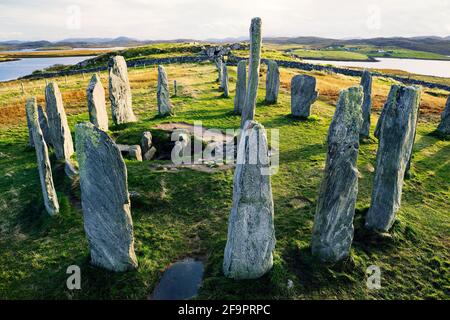 Pietre preistoriche tursachesi a Callanish, isola di Lewis, Scozia. Aka Callanish I. monolito del centro, pietre circolari e tomba smussata. Guardando verso sud Foto Stock