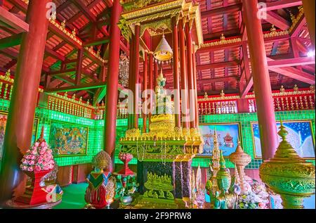 CHIANG RAI, THAILANDIA - 11 MAGGIO 2019: L'Ubosot di Wat Phra Kaew è famoso per il Buddha di Smeraldo (Phra Yok Chiang Rai Image) - una copia dello Smeraldo Foto Stock