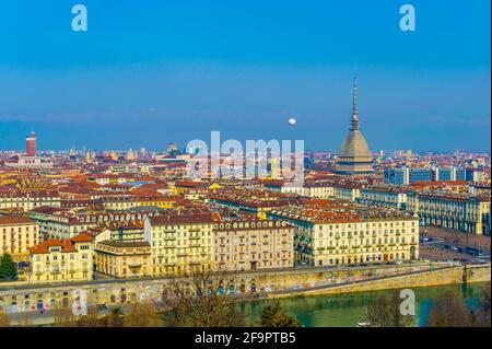 veduta aerea di torino dominata da mole antonelliana torre di il museo nazionale del cinema Foto Stock