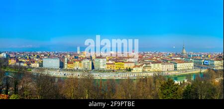 veduta aerea di torino dominata da mole antonelliana torre di il museo nazionale del cinema Foto Stock