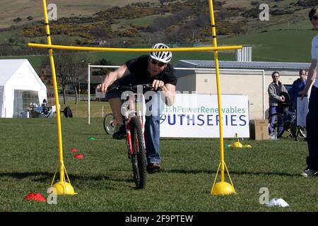 Girvan, Ayrshire, Scozia. REGNO UNITO. Il vincitore della medaglia Multi World e Olympic Chris Hoy, che aveva trascorso il pomeriggio divertendo il grande gruppo di giovani piloti iscritti alla gara inaugurale del circuito Scozzese dei giovani rinnovabili, disputata sullo stesso circuito. Foto di Chris Hoy che interagisce con i ciclisti Foto Stock