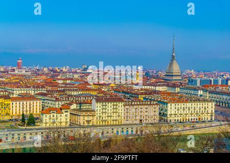 veduta aerea di torino dominata da mole antonelliana torre di il museo nazionale del cinema Foto Stock