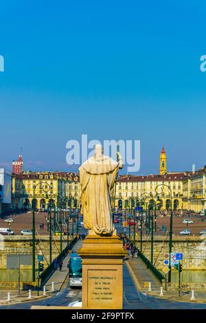 La statua del re vittorio emanuele i si affaccia su piazza vittorio veneto nella città italiana di torino. Foto Stock