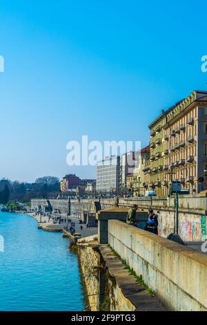 edifici storici che si estendono lungo il fiume po nella città italiana di torino. Foto Stock