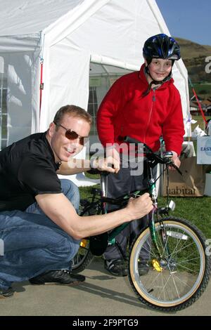 Girvan, Ayrshire, Scozia. REGNO UNITO. Il vincitore della medaglia Multi World e Olympic Chris Hoy, che aveva trascorso il pomeriggio divertendo il grande gruppo di giovani piloti iscritti alla gara inaugurale del circuito Scozzese dei giovani rinnovabili, disputata sullo stesso circuito. Foto di Chris Hoy che interagisce con i ciclisti Foto Stock