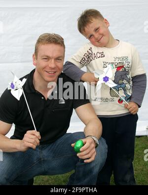 Girvan, Ayrshire, Scozia. REGNO UNITO. Il vincitore della medaglia Multi World e Olympic Chris Hoy, che aveva trascorso il pomeriggio divertendo il grande gruppo di giovani piloti iscritti alla gara inaugurale del circuito Scozzese dei giovani rinnovabili, disputata sullo stesso circuito. Foto di Chris Hoy che interagisce con i ciclisti Foto Stock