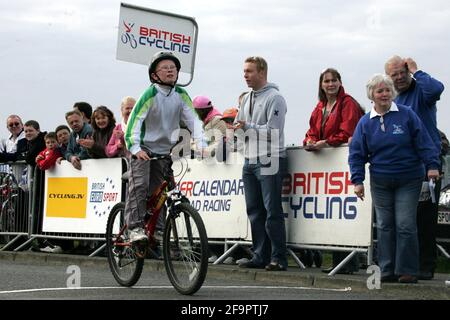 Girvan, Ayrshire, Scozia. REGNO UNITO. Il vincitore della medaglia Multi World e Olympic Chris Hoy, che aveva trascorso il pomeriggio divertendo il grande gruppo di giovani piloti iscritti alla gara inaugurale del circuito Scozzese dei giovani rinnovabili, disputata sullo stesso circuito. Foto di Chris Hoy che interagisce con i ciclisti Foto Stock