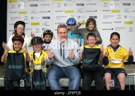 Girvan, Ayrshire, Scozia. REGNO UNITO. Il vincitore della medaglia Multi World e Olympic Chris Hoy, che aveva trascorso il pomeriggio divertendo il grande gruppo di giovani piloti iscritti alla gara inaugurale del circuito Scozzese dei giovani rinnovabili, disputata sullo stesso circuito. Foto di Chris Hoy che interagisce con i ciclisti Foto Stock