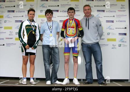 Girvan, Ayrshire, Scozia. REGNO UNITO. Il vincitore della medaglia Multi World e Olympic Chris Hoy, che aveva trascorso il pomeriggio divertendo il grande gruppo di giovani piloti iscritti alla gara inaugurale del circuito Scozzese dei giovani rinnovabili, disputata sullo stesso circuito. Foto di Chris Hoy che interagisce con i ciclisti Foto Stock