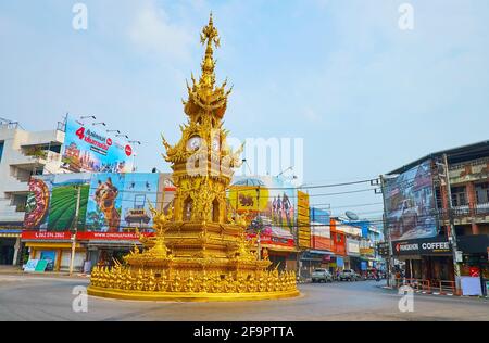 CHIANG RAI, THAILANDIA - 11 MAGGIO 2019: La pittoresca torre dell'orologio d'oro, decorata con raffinati rilievi e motivi scolpiti, è il punto di riferimento più popolare Foto Stock