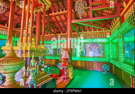 CHIANG RAI, THAILANDIA - 11 MAGGIO 2019: L'interno colorato dell'Ubosot del Tempio di Wat Phra Kaew con Phra Yok Chiang Rai (copia del Buddha di Smeraldo) immagine Foto Stock