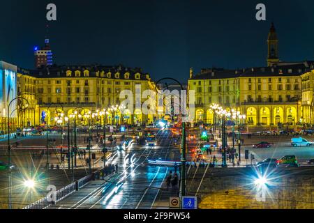 La statua del re vittorio emanuele i si affaccia su piazza vittorio veneto durante la notte nella città italiana di torino. Foto Stock