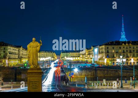 La statua del re vittorio emanuele i si affaccia su piazza vittorio veneto durante la notte nella città italiana di torino. Foto Stock