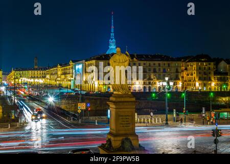 La statua del re vittorio emanuele i si affaccia su piazza vittorio veneto durante la notte nella città italiana di torino. Foto Stock