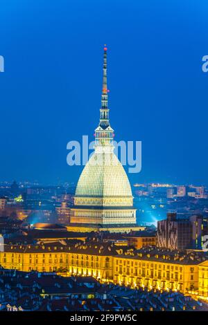 Vista aerea notturna della torre mole antoniella nel città italiana torino Foto Stock