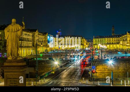 La statua del re vittorio emanuele i si affaccia su piazza vittorio veneto durante la notte nella città italiana di torino. Foto Stock