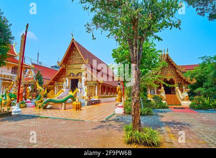 L'Ubosot (sala di ordinazione) e il Viharn (sala di riunione) del medievale Wat Phra Singh, Chiang Rai, Thailandia Foto Stock