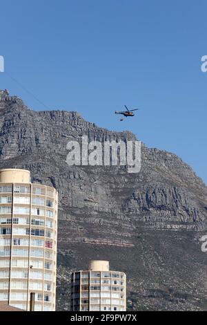 Città del Capo, Sud Africa. 20 Apr 2021. Un elicottero militare torna in volo dopo aver fatto cadere l'acqua al Table Mountain National Park di Città del Capo, Sud Africa, il 20 aprile 2021. Un incendio selvatico scoppiò sul Table Mountain National Park a Città del Capo, domenica prima. Credit: LYU Tianran/Xinhua/Alamy Live News Foto Stock