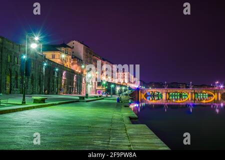 vista notturna dei murazzi sul fiume po nella città italiana di torino. Foto Stock