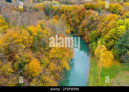 Vista aerea dell'autunno sulla valle del fiume Tounjcica, Croazia Foto Stock